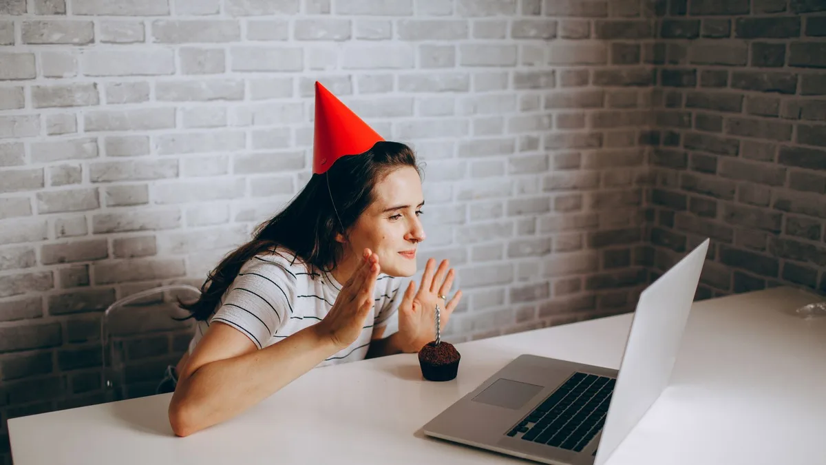 Mensagem de aniversário para amiga distante: carinho que vence a distância
