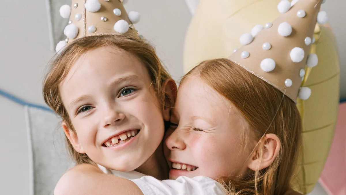 Feliz aniversário para amiga de infância: lembranças que atravessam o tempo