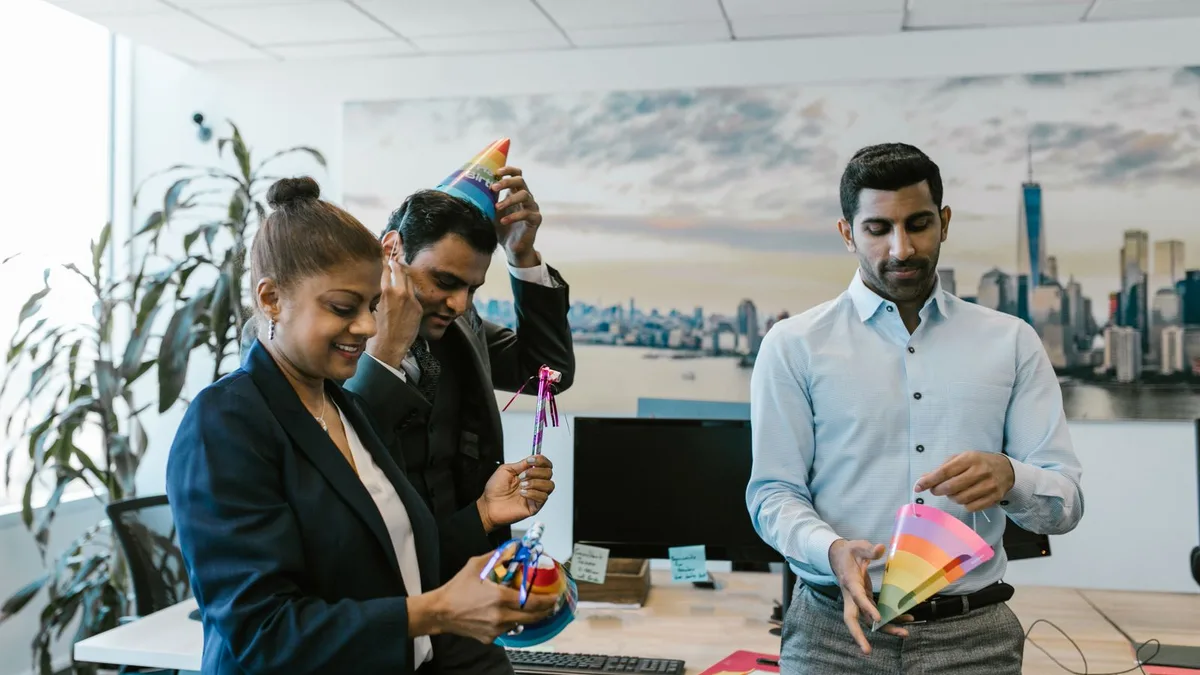 Feliz aniversário, colega de trabalho: mensagens profissionais e calorosas