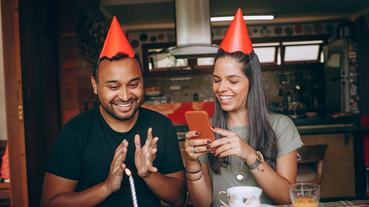 Feliz aniversário para namorado no WhatsApp: textos românticos e naturais